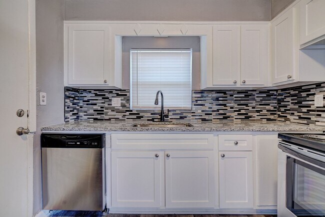 Building Photo - Stunning Remodeled 3-Bedroom Property