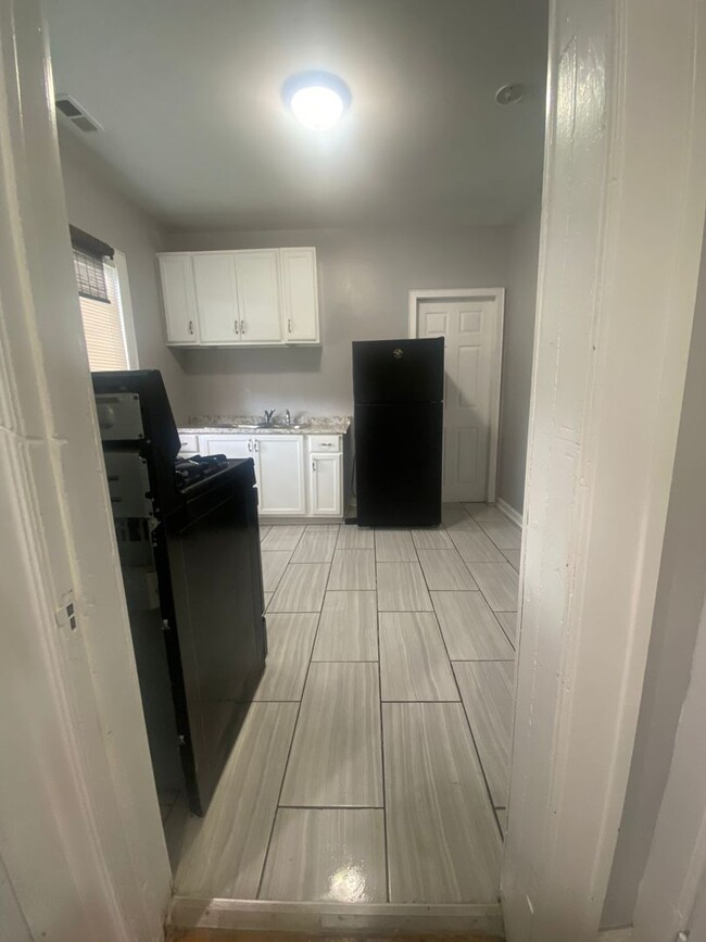 Building Photo - 2135-7 Lakewood
