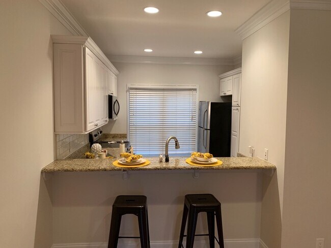 Building Photo - Elegant Townhome between Oakwood and Mordecai