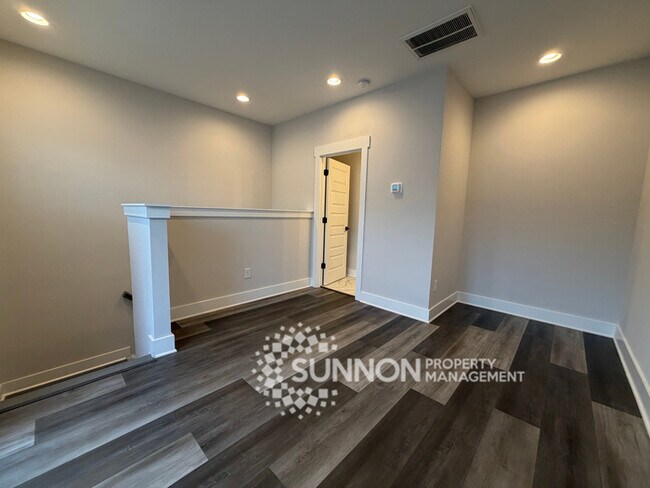 Building Photo - 2 Bed + Loft & 2 Car Garage with Skyline Views