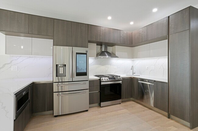 Building Photo - 7731 N Eastlake Terrace