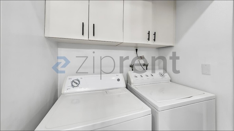 Building Photo - Unit