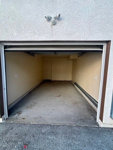 Building Photo - 457 E 30th St