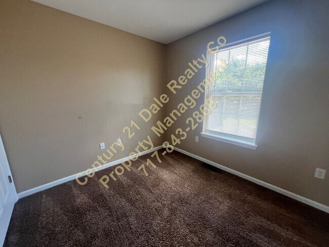 Building Photo - 210 Royal Dr