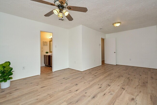 Building Photo - 3315 Honey Creek Dr