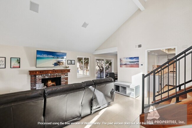 Building Photo - Beach Townhome Vacation Rental with two car garage!