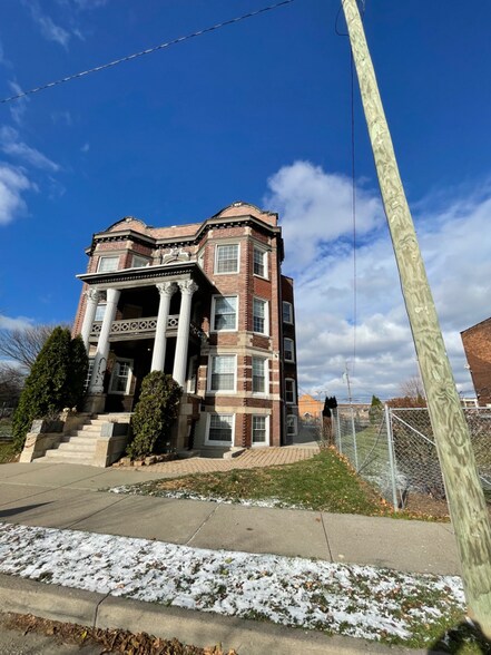Building Photo - 287 E Edsel Ford Fwy