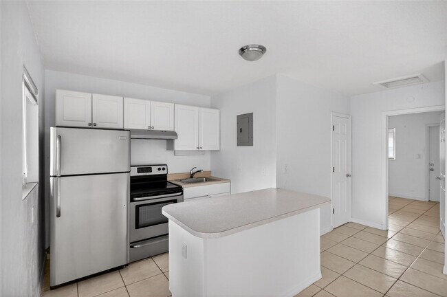 Building Photo - 709 SW 13th Ave