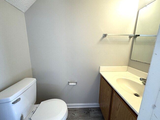 Building Photo - Townhome Minutes to Camp Lejeune