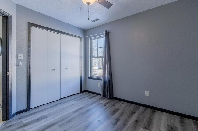 Building Photo - 3 bedroom, 2 bath home: The Highlands!