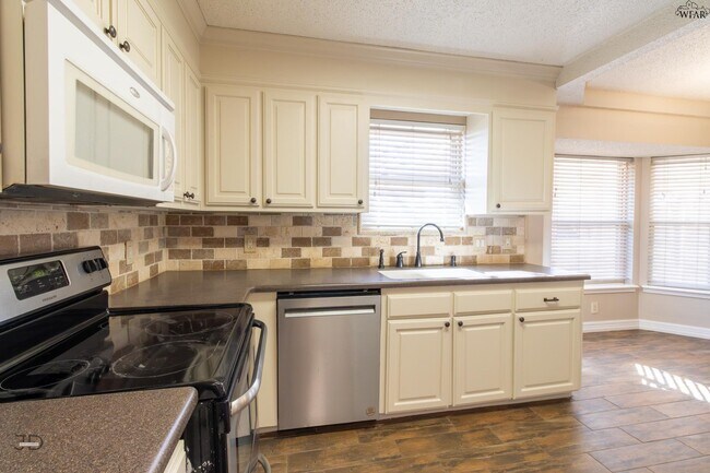 Building Photo - 505 W Coleman Ave