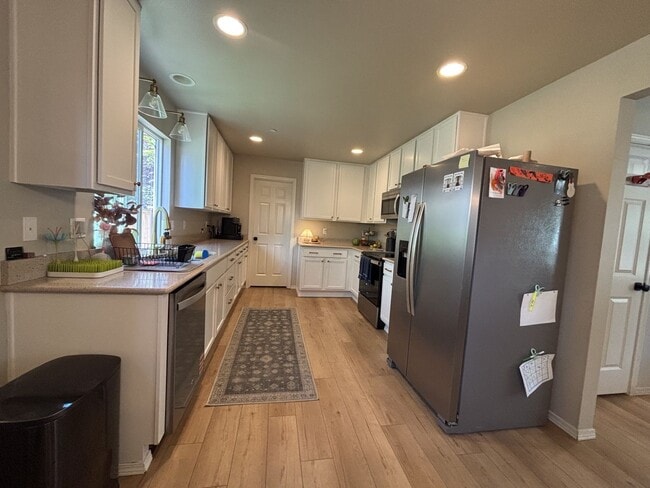 Building Photo - Beautiful 4-bedroom Dupont home