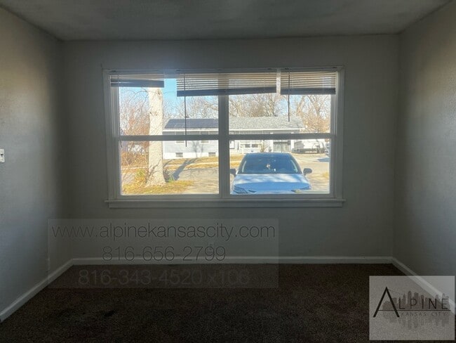 Building Photo - Spacious Vineyard Ranch, Fenced, Deck!