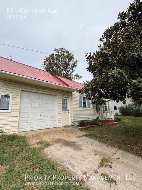 Building Photo - 851 College Ave