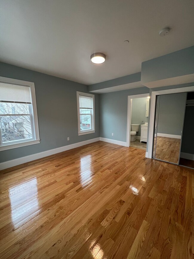Building Photo - Large 2 Bedrooms Plus a Bonus Room. 2 Full...