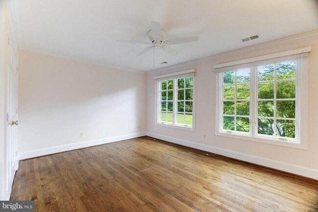 Building Photo - 8001 Greenwich Woods Dr