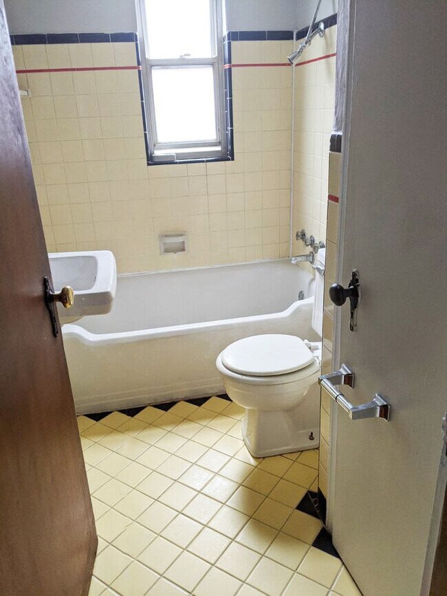 Building Photo - 956 Ludlow Ave