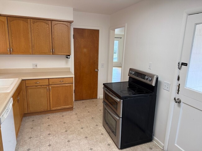 Building Photo - Updated 2 bedroom 1.5 bath duplex in Eugene!