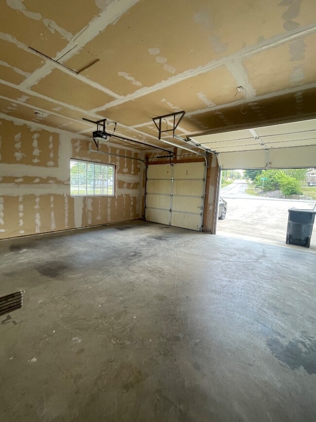 Building Photo - 300 Hickory Rd