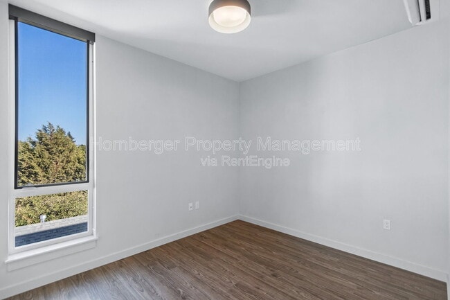 Building Photo - 1860 N Hamilton St