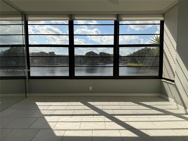 Building Photo - 1522 Whitehall Dr