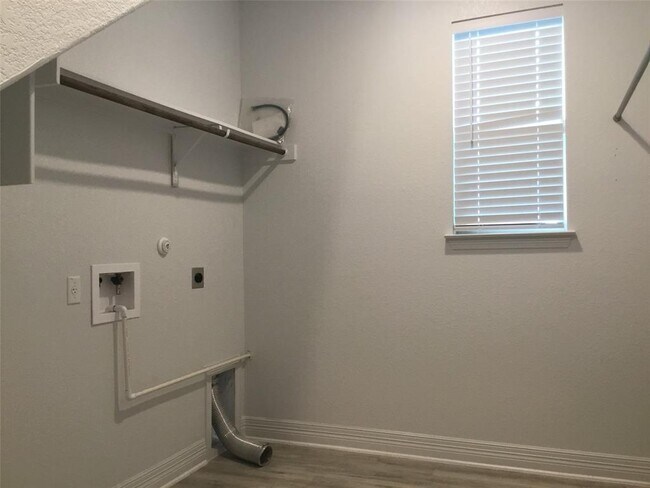 Building Photo - 421 Fair Oaks Dr