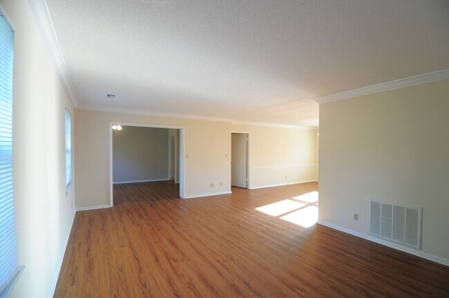 Building Photo - Upper Floor Condo, Great Area