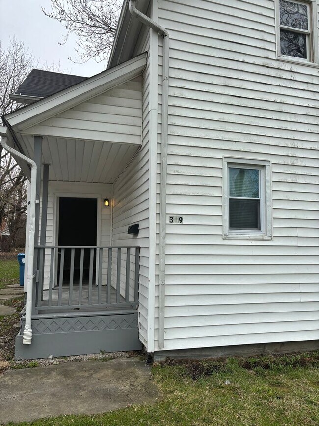 Building Photo - Section 8 Accepted! Spacious newly renovat...