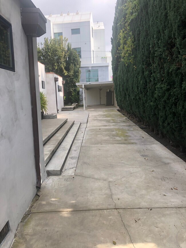 Building Photo - 128 S Carson Rd