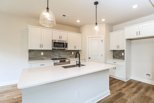 Building Photo - Beautiful 4BR 2.5BA Home w/ Full Appliance Kitchen • Garage Parking •