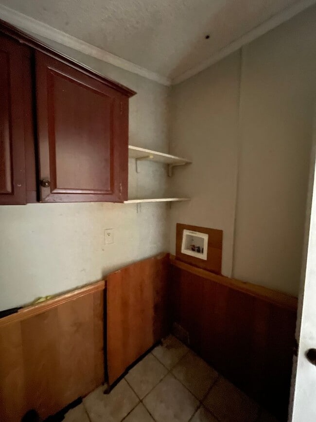 Building Photo - Country living with spacious front and backyard - 3 beds/ 2bath available now