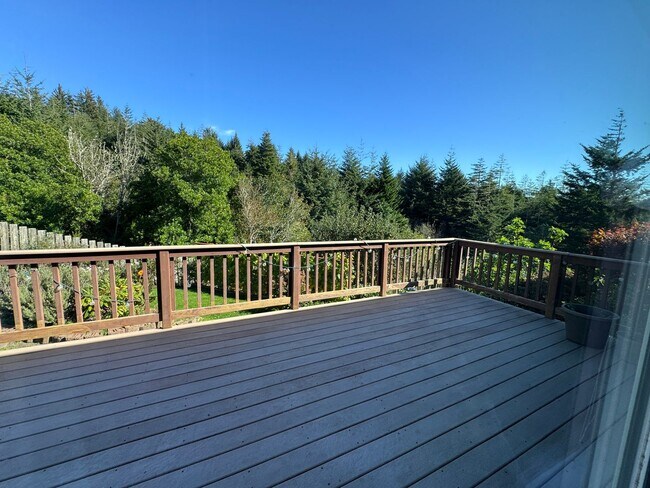 Building Photo - Amazing Bay View 3 bed/3 bath in Coos Bay