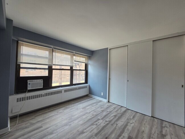 Building Photo - 6118 N Sheridan Rd