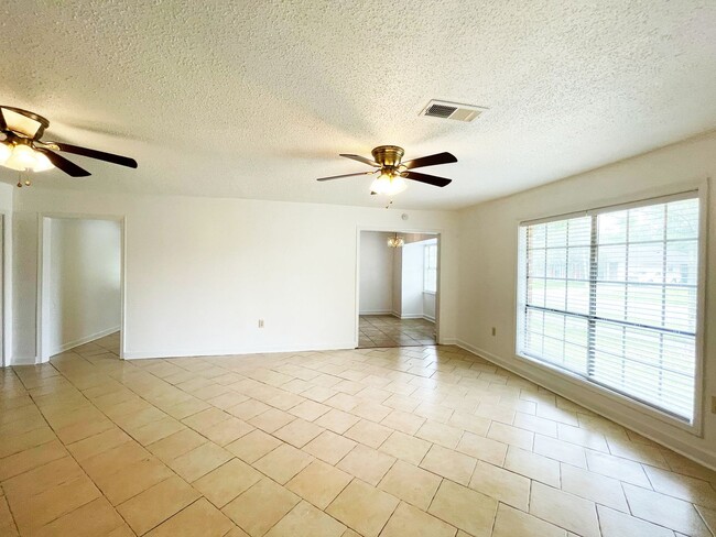 Building Photo - Spacious 4 Bedroom Home with Bonus Room in O'Neal Place