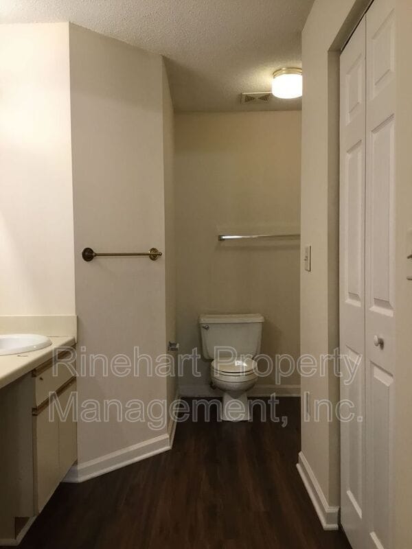 Building Photo - 1573 Hunt Club Ct