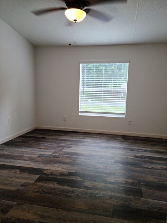 Building Photo - Updated 3 bed 2 bath