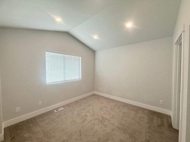 Building Photo - Beautiful 3-Bedroom + Bonus Loft Home in B...