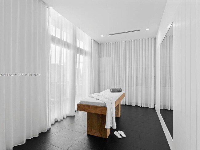 Building Photo - 2000 Metropica Wy