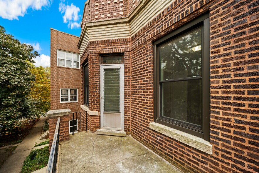 Building Photo - 2325 W Rice St