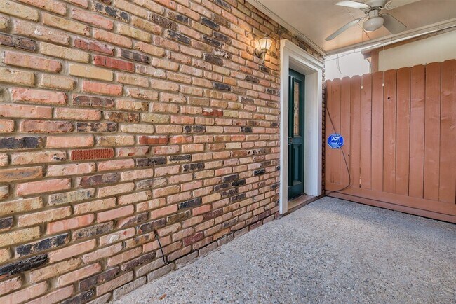 Building Photo - 2229 Mimosa Dr