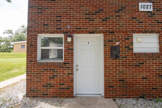 Building Photo - 1027 Southpark Dr