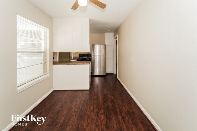 Building Photo - 710 Canary Cir