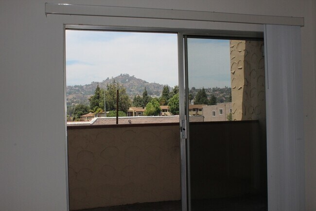 Building Photo - 3557 Kenora Dr