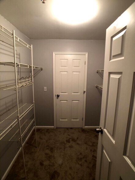 Walk-In Closet - 108 Hunters Run Pl