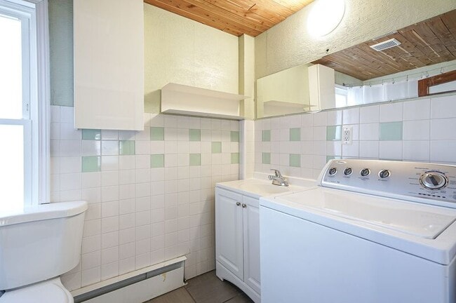 Building Photo - 146 Allen St