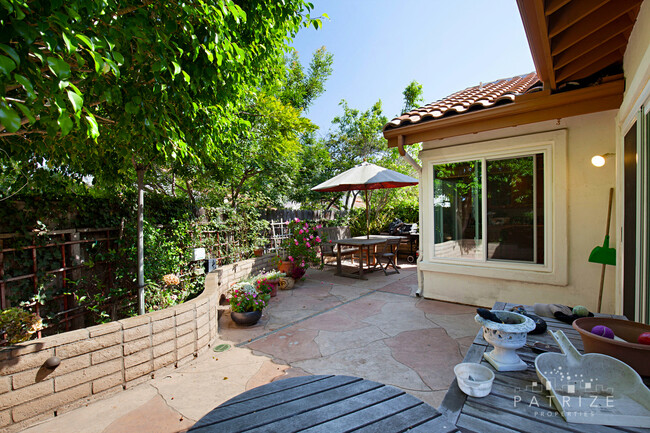 Building Photo - Beautiful twinhome in Village Park Encinitas.