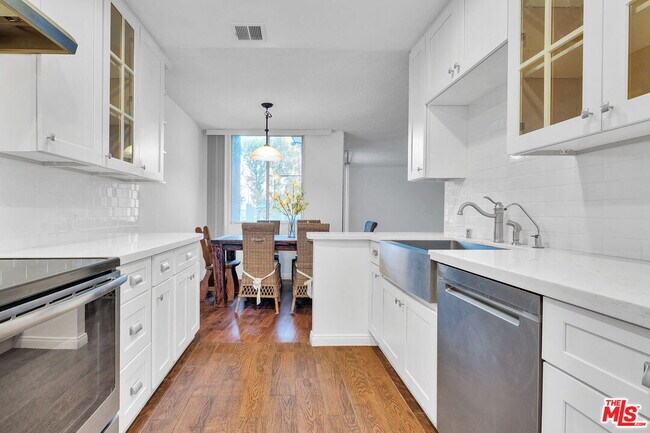 Building Photo - 100 S Doheny Dr