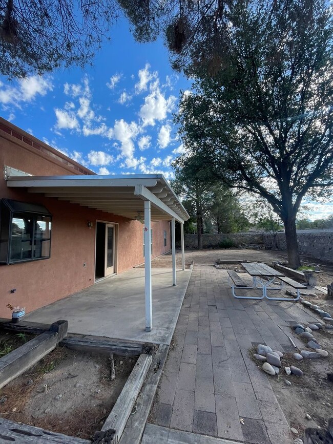 Building Photo - Spacious 3 Bedroom/ 2 Bath Home off Elks Dr.