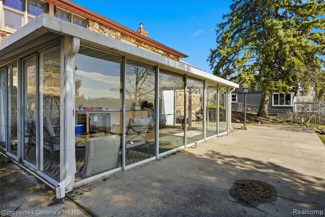 Building Photo - 2739 Lakeridge Ave