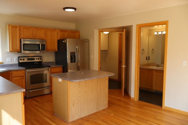 Building Photo - Bright & Spacious Single-Family Home in Gr...